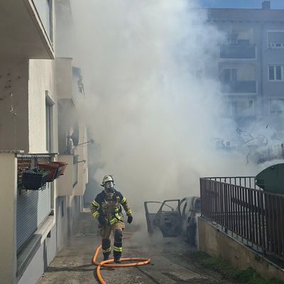 FW Stuttgart: PKW-Brand droht auf Gebäude überzugreifen