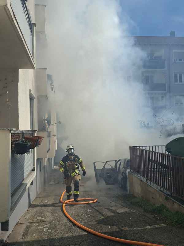 FW Stuttgart: PKW-Brand droht auf Gebäude überzugreifen