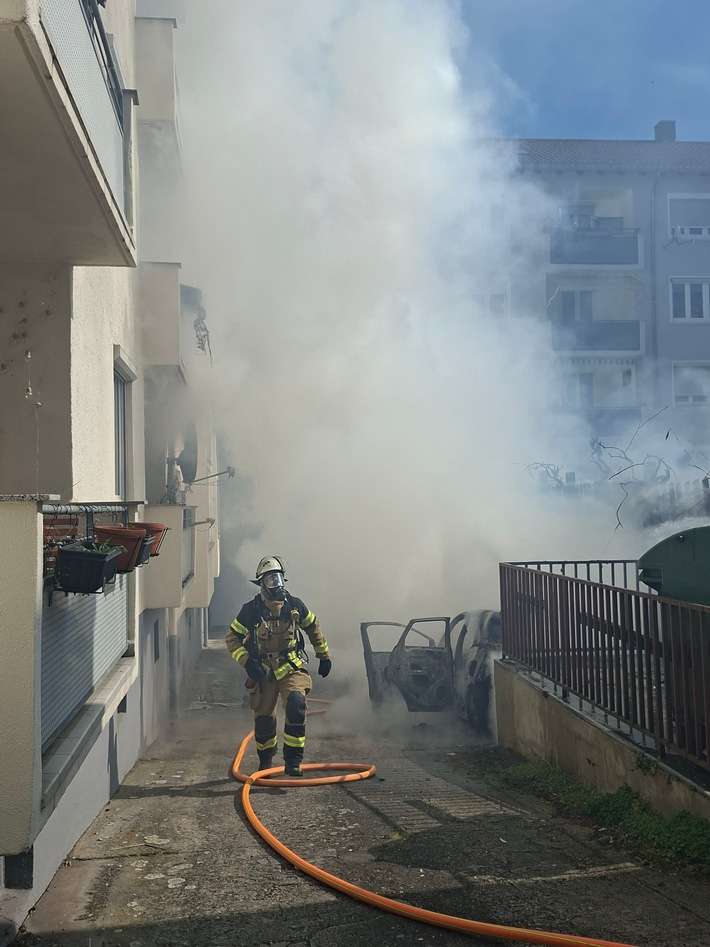 FW Stuttgart: PKW-Brand droht auf Gebäude überzugreifen