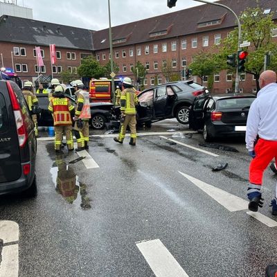 FW Bremerhaven: Schwerer Verkehrsunfall im Berufsverkehr, drei PKW beteiligt