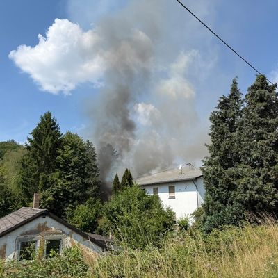 FW LK Neunkirchen: Dachstuhlbrand nach Garagenbrand fordert Großeinsatz der Feuerwehr Schiffweiler