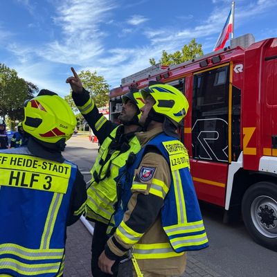 FW Heide: Unklare Geruchsbelästigung in Geschäftshaus - Einsatz von Feuerwehr, Rettungsdienst und Gefahrgutzug