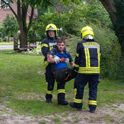 FW Flotwedel: Großangelegte Alarmübung in Wienhausen - Fahrzeugbrand weitet sich zu Werkstattbrand aus