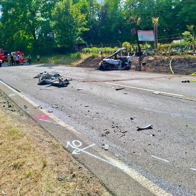 KFV Bodenseekreis: Feuerwehr Meckenbeuren bekämpft Fahrzeugbrand nach tödlichem Frontalzusammenstoß zwischen einem PKW und LKW
