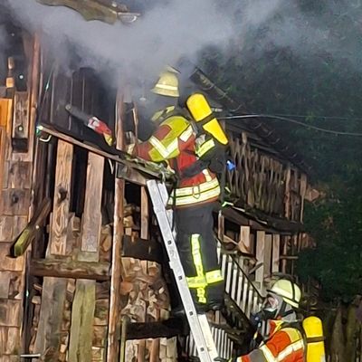 KFV-CW: Schuppenbrand fordert Feuerwehren / Benachbarte Wohnhäuser evakuiert /Zahlreiche Atemschutzträger eingesetzt