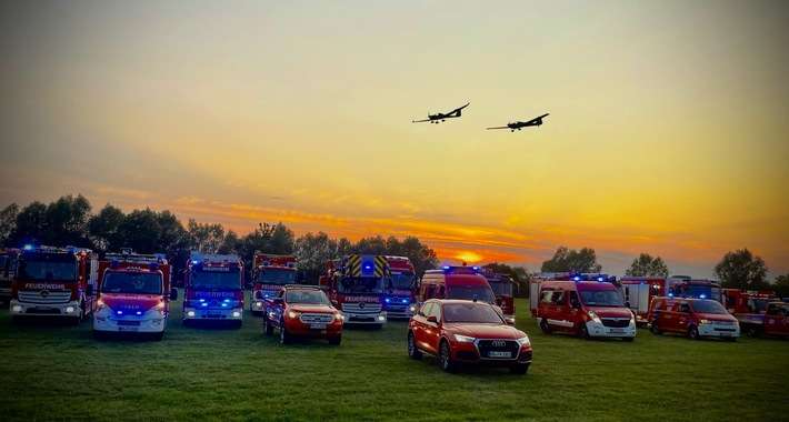 FW Weinheim: Sammelfieber in Uniform Die Weinheimer Feuerwehr wird zum Stickeralbum