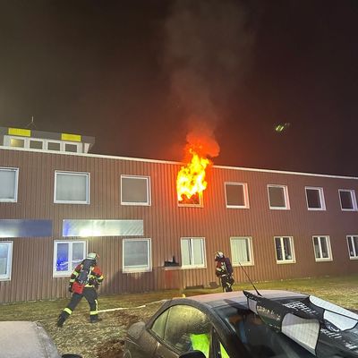 FW-ROW: Nächtlicher Zimmerbrand am Rotenburger Flugplatz