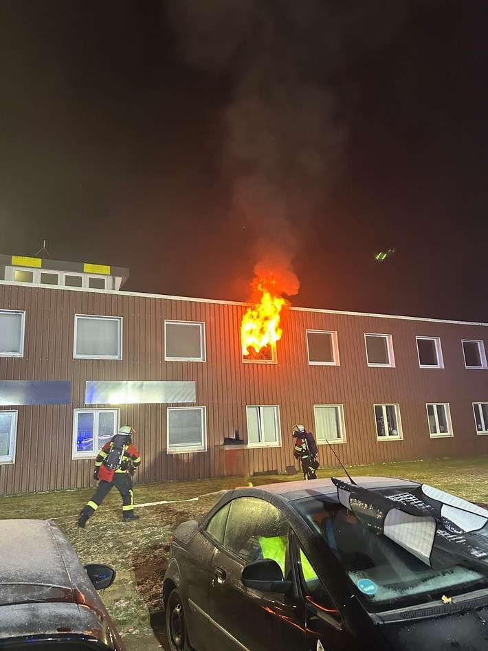 FW-ROW: Nächtlicher Zimmerbrand am Rotenburger Flugplatz