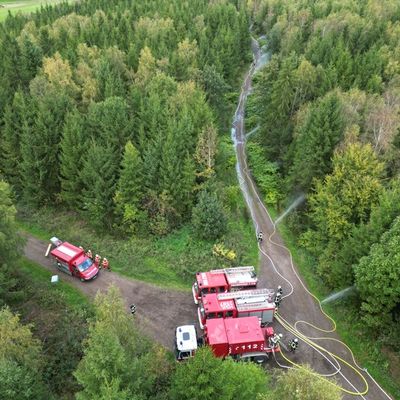 FW-AR: Wasser, Drohnen, Riegelstellung: Feuerwehr Arnsberg simuliert Ernstfall im Wald