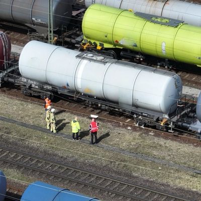 FW Lehrte: Austretendes Kerosin sorgt für Großeinsatz in Lehrte