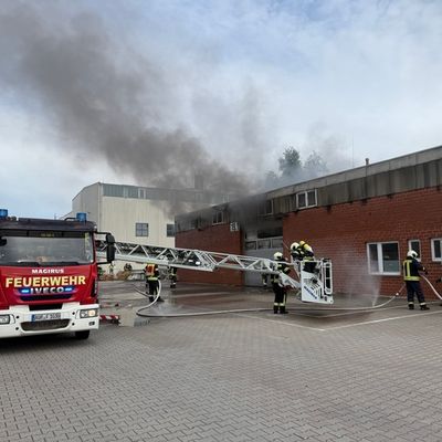 FW-AUR: Brennende Transporter in Hallenkomplex