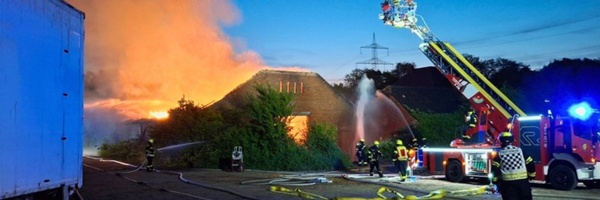FW Neukirchen-Vluyn: Großbrand einer Scheune - Kräftezehrender Einsatz über 17 Stunden + Nachlöscharbeiten bis zum Folgetag (Abschlussmeldung)