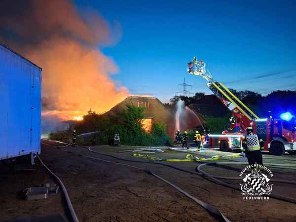 FW Neukirchen-Vluyn: Großbrand einer Scheune - Kräftezehrender Einsatz über 17 Stunden + Nachlöscharbeiten bis zum Folgetag (Abschlussmeldung)
