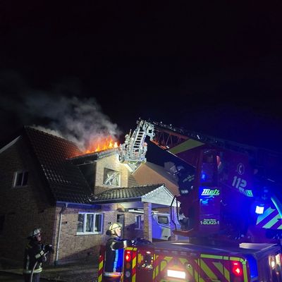 FW-WRN: Dachstuhlbrand in Werne - Feuerwehr verhindert Ausbreitung des Feuers