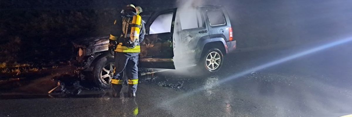 FW Lüchow-Dannenberg: +++ PKW brennt am Elbdeich +++ Insassen blieben unverletzt +++ Ursache unklar +++