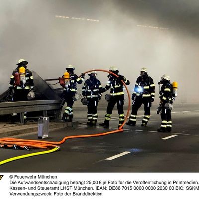 FW-M: Pkw brennt im Innsbrucker- Ring-Tunnel - Weströhre stundenlang gesperrt (Berg am Laim)
