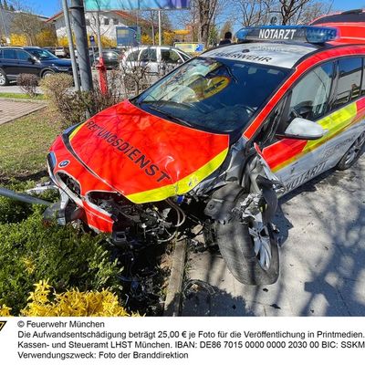 FW-M: Unfall auf Alarmfahrt (Berg am Laim)
