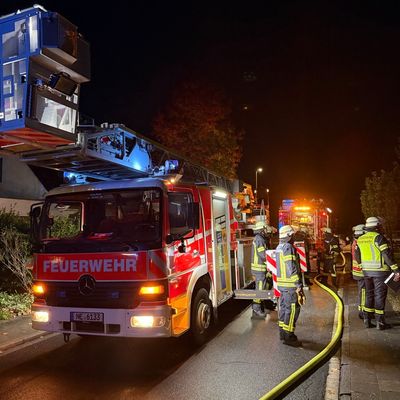 FW-NE: Garage in Vollbrand - Feuerwehr verhindert weitere Ausbreitung