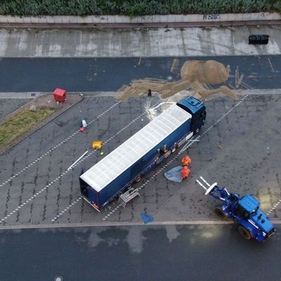 FW Lehrte: Auslaufende Flüssigkeit sorgt für Großeinsatz auf dem Rastplatz Röhrse an A2