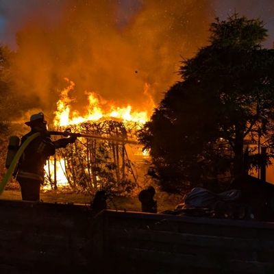 FW-WRN: Brand eines Gartenhauses drohte auf Wohnhaus überzugreifen