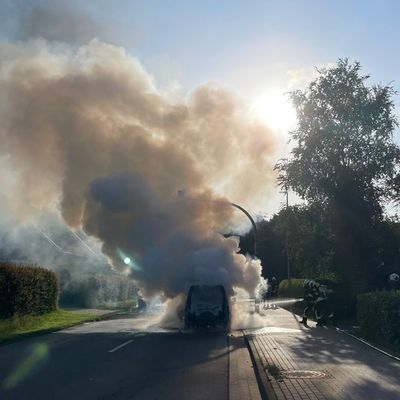 FW-AUR: Erdgasfahrzeug brennt aus