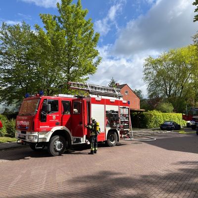 FW-AUR: Holzschuppen vor Wohngebäude in Vollbrand