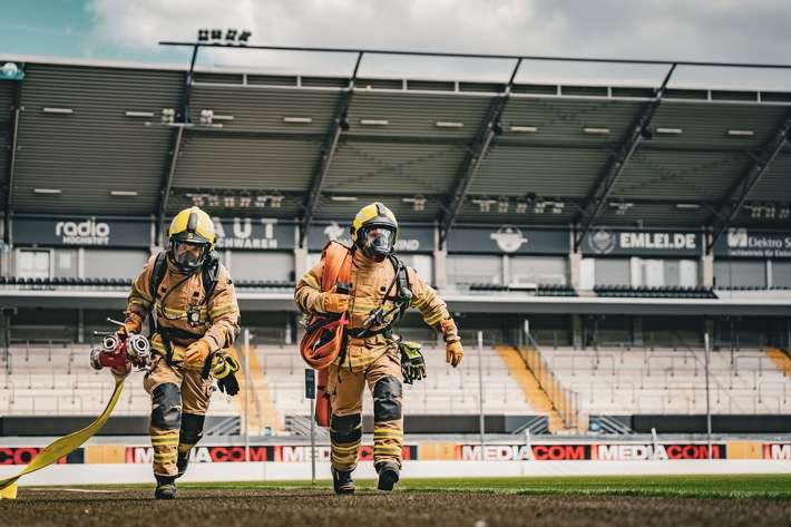FW-PB: 400 Feuerwehrleute gehen beim Leistungsnachweis an der Home Deluxe-Arena an den Start