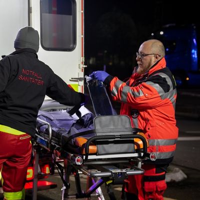 FW LK Neunkirchen: Drei Verletzte bei Unfall - Feuerwehr rettet Schwerverletzte aus Wrack