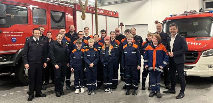 FW Beverungen: Erster Dienstabend der neuen Jugendfeuerwehr in Amelunxen / Gemeinsame Übergabe der Gründungsurkunde