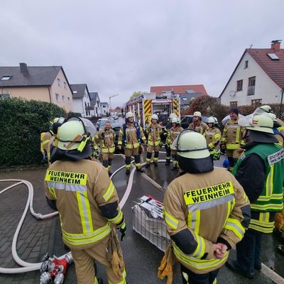 FW Weinheim: Realitätsnahe Einsatzübung in Lützelsachsen. Feuerwehr trainiert Brandeinsatz in Mehrparteienhaus