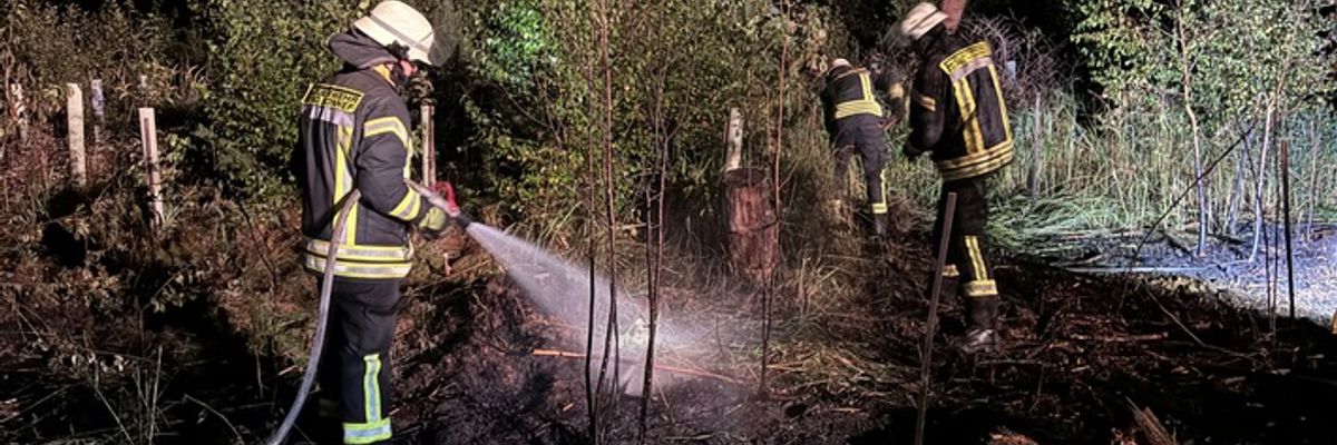 FW Bad Honnef: Erneuter Waldbrand in Bad Honnef-Wülscheid: 300 Quadratmeter Unterholz in Flammen