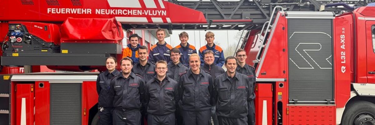 FW Neukirchen-Vluyn: 13 neue Feuerwehrkräfte für Neukirchen-Vluyn - Erfolgreicher Abschluss des Grundlehrgangs