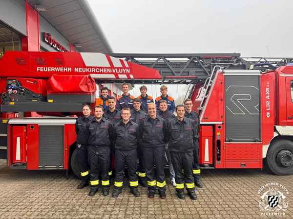 FW Neukirchen-Vluyn: 13 neue Feuerwehrkräfte für Neukirchen-Vluyn - Erfolgreicher Abschluss des Grundlehrgangs