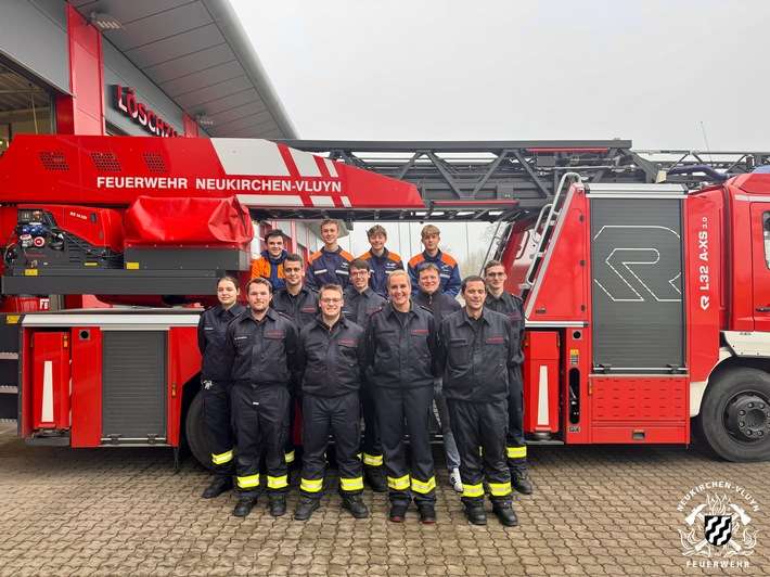 FW Neukirchen-Vluyn: 13 neue Feuerwehrkräfte für Neukirchen-Vluyn - Erfolgreicher Abschluss des Grundlehrgangs