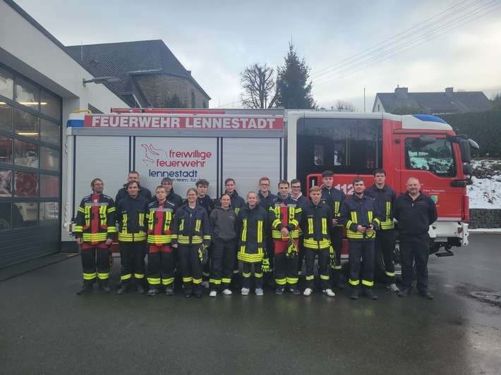 FW-OE: Erfolgreicher Sprechfunkerlehrgang bei der Feuerwehr Lennestadt