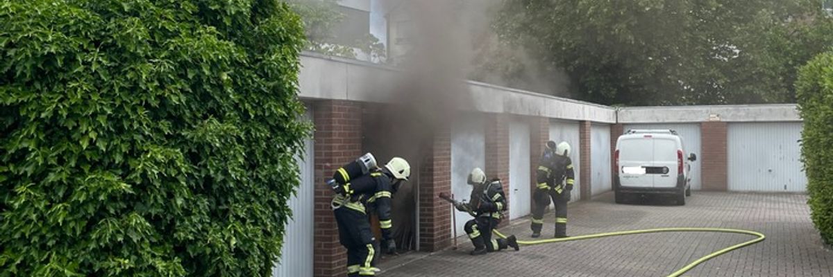 FW Dinslaken: Feuer in einer Garagenanlage