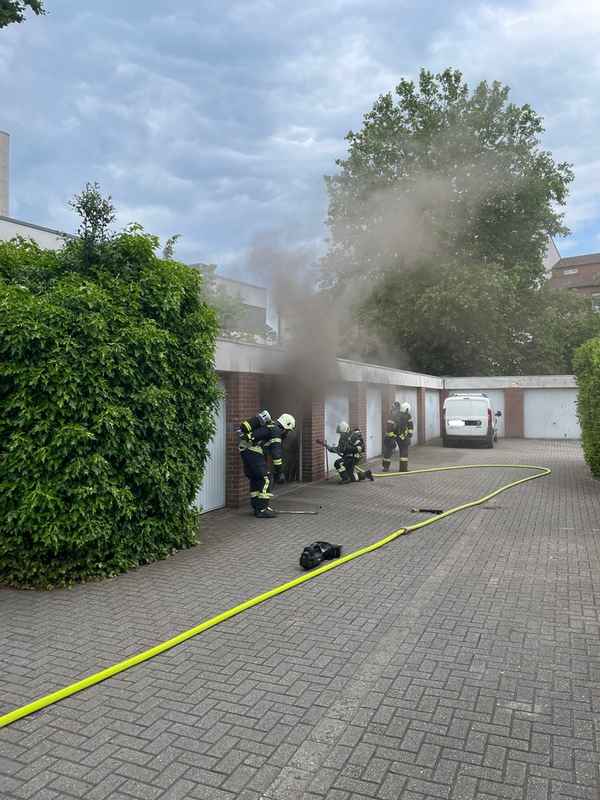 FW Dinslaken: Feuer in einer Garagenanlage