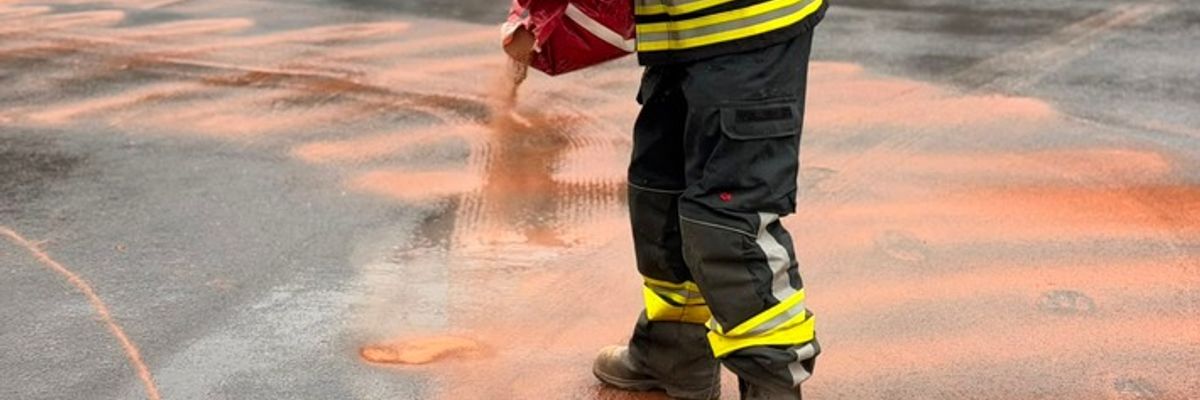 FW-EN: Ölspur durch mehrere Straßenzüge