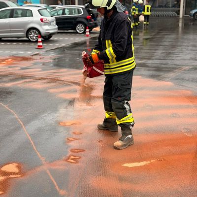 FW-EN: Ölspur durch mehrere Straßenzüge