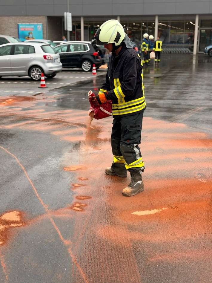 FW-EN: Ölspur durch mehrere Straßenzüge