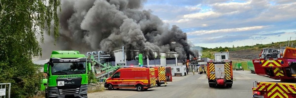 FW Dresden: Großbrand in einem Recyclingbetrieb - Warnung der Bevölkerung erforderlich