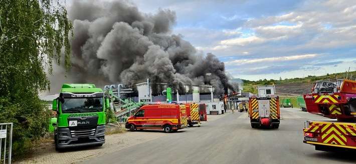 FW Dresden: Großbrand in einem Recyclingbetrieb - Warnung der Bevölkerung erforderlich