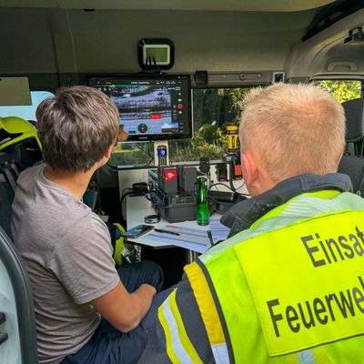 FW Flotwedel: Brennende Ballenpresse sorgt für überörtlichen Feuerwehreinsatz bei Papenhorst
