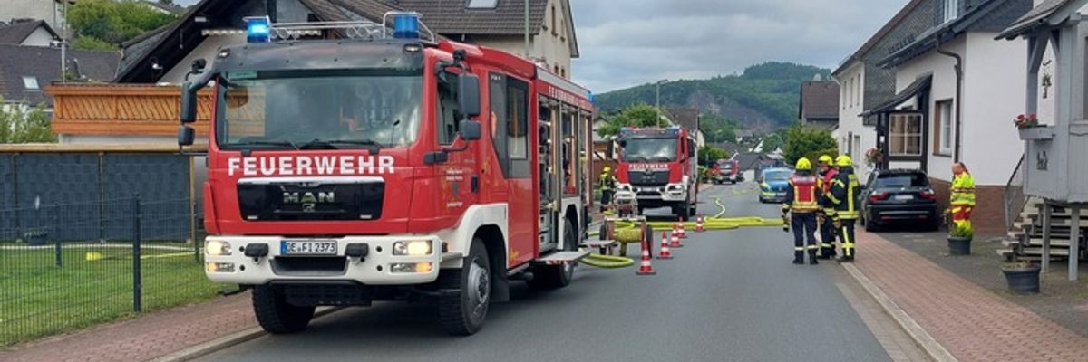 FW Finnentrop: Brand eines Holzschuppens in Finnentrop-Heggen