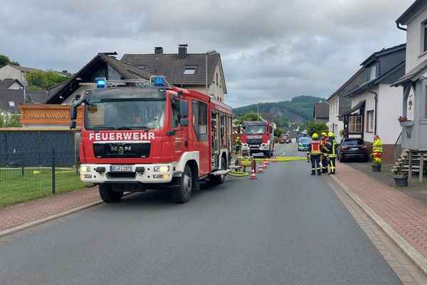 FW Finnentrop: Brand eines Holzschuppens in Finnentrop-Heggen