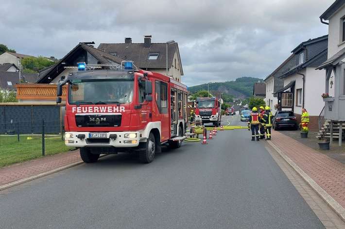FW Finnentrop: Brand eines Holzschuppens in Finnentrop-Heggen
