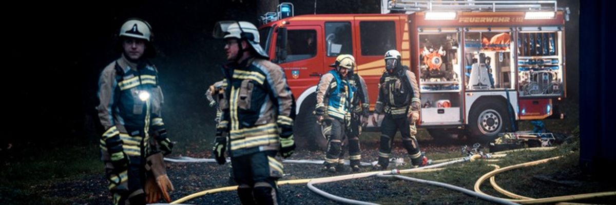 FW Hünxe: Zehn Verletzte nach Gebäudebrand - Feuerwehr Hünxe übt den Ernstfall