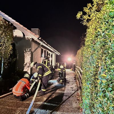 FW-ROW: Zimmerbrand in Sittensen: Mehrere Feuerwehren im Einsatz
