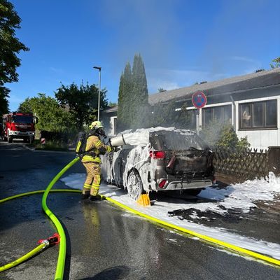 FW-PB: PKW Brand im Ortsteil Buke / Feuerwehr verhindert weitere Ausbreitung