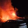 FW Dresden: Brand mehrerer Fahrzeuge auf Parkplatz